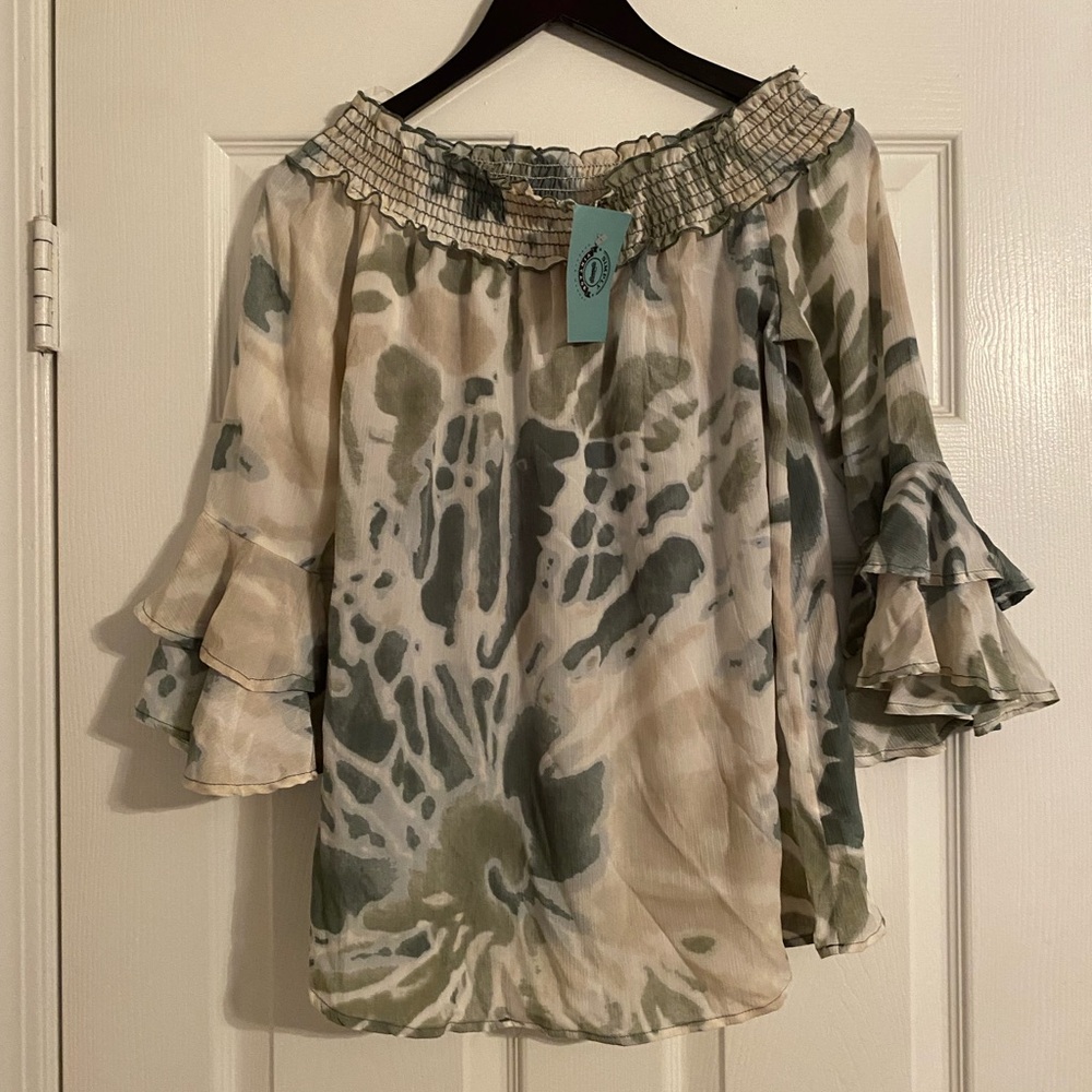 143 Story By Lineup Women’s Pullover Off Shoulder Top. NWT. Small.